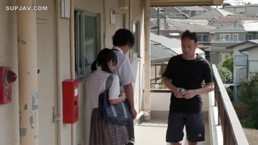 平静 · 短袖T恤 · 公寓走廊 · 书包 · 室外环境