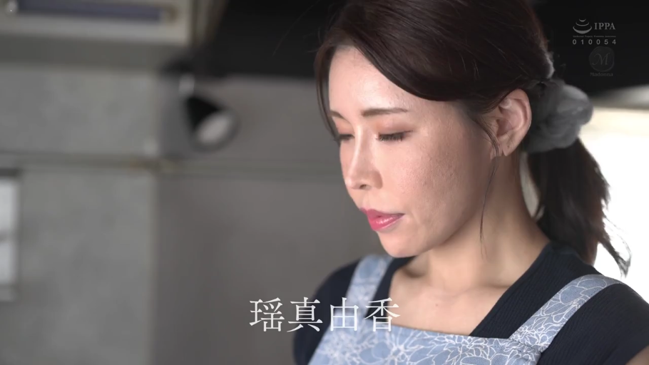 平静 · 厨房 · 花纹围裙 · 人物面部特写