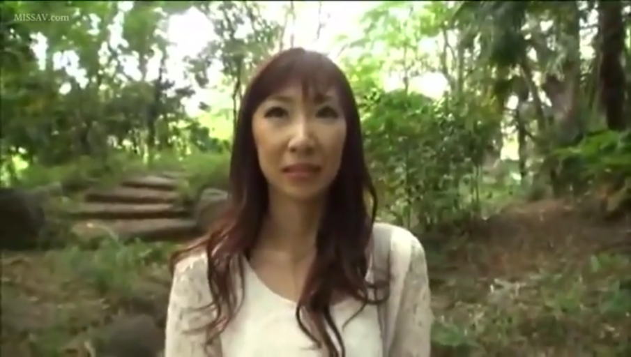 脸部 · 站立 · 微笑 · 面对镜头 · 熟女 · 白色蕾丝衫 · 户外森林