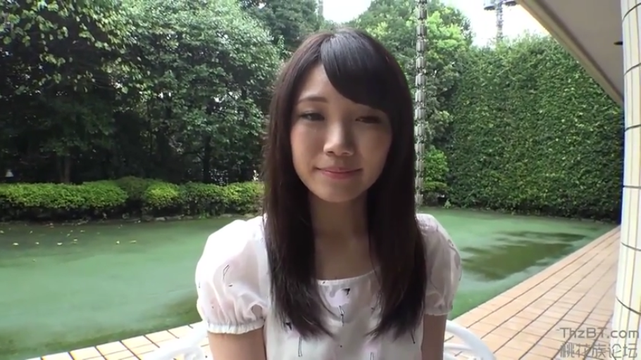 微笑 · 面部特写 · 户外 · 注视镜头 · 正面坐姿 · 黑直发 · 白色短袖上衣