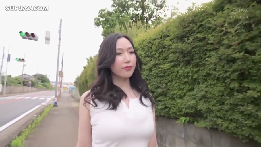 半身特写 · 白色无袖上衣 · 走姿 · 户外街道