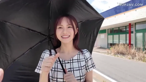 中景 · 甜美微笑 · 户外街道 · 正面站立 · 格纹连衣裙 · 街拍 · 打伞 · 黑色遮阳伞