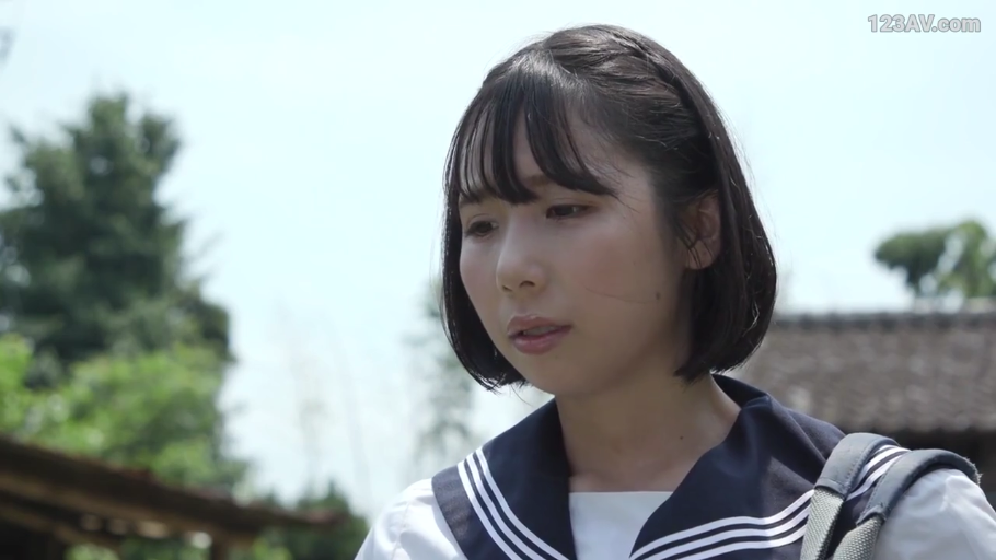 忧郁 · 脸部特写 · 站立 · 户外 · 水手服 · 短发 · 背包