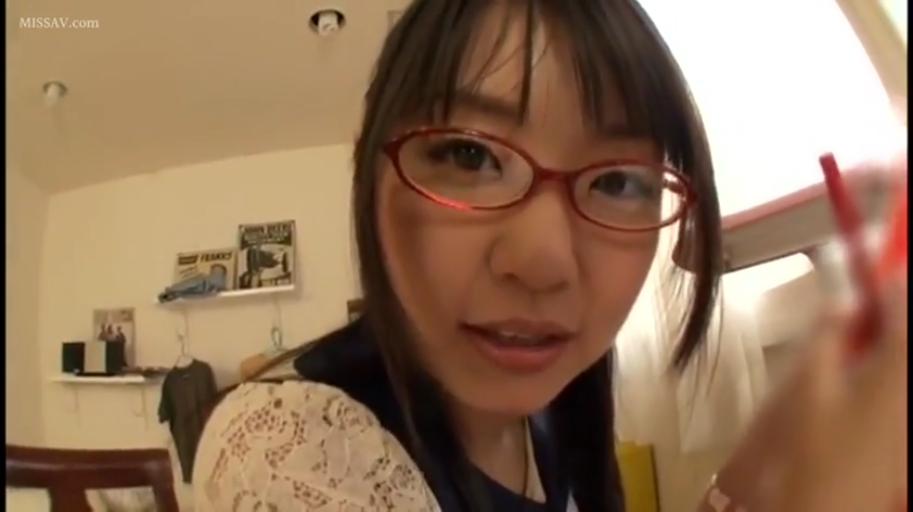 卧室 · 眼神交流 · 眼镜特写 · 深色制服 · 红框眼镜 · 光线明亮