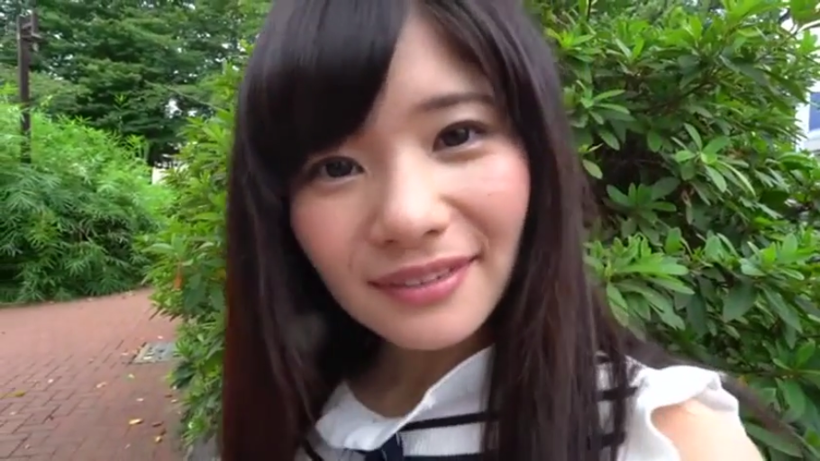 脸部特写 · 微笑 · 凝视 · 条纹衫 · 户外 · 长发 · 正面