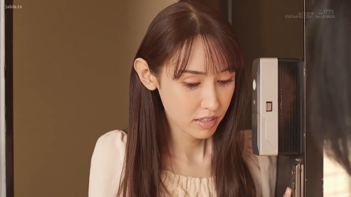 脸部特写 · 站立 · 开门 · 熟女 · 忧虑 · 浅色上衣 · 玄关门口 · 智能门锁