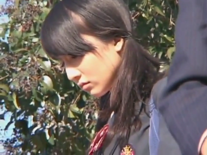 面无表情 · 脸部特写 · 深色校服上衣 · 树林