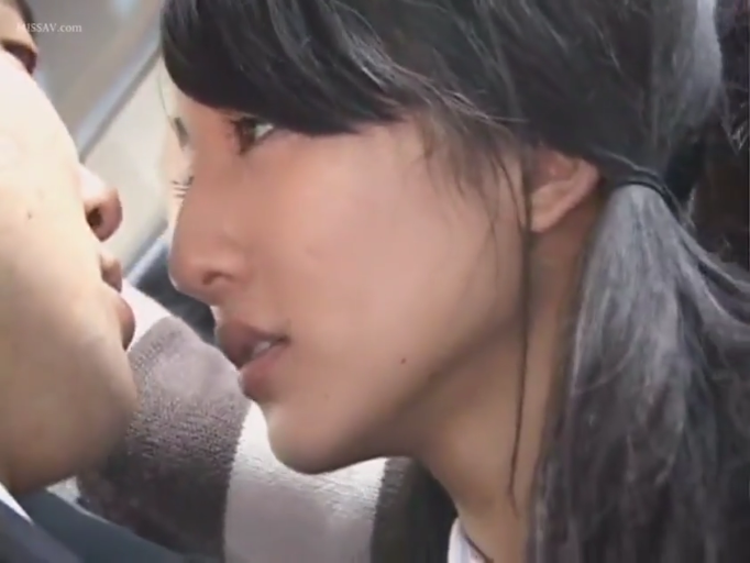 深情对视 · 侧颜特写 · 公共交通 · 深色外套