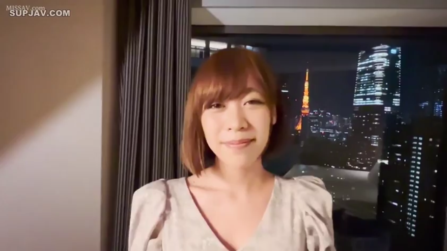 微笑 · 酒店房间 · 面部特写 · 室内灯光 · 淡色连衣裙