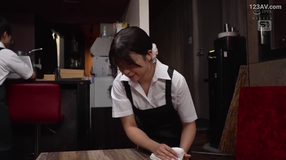 平静 · 头部特写 · 餐厅 · 抹布 · 白色翻领短袖衬衫