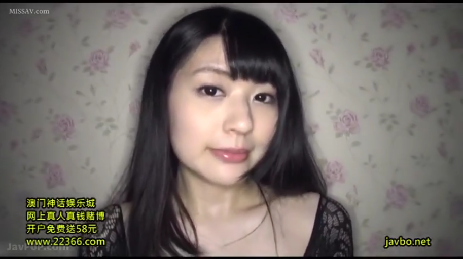 室内 · 脸部特写 · 微笑 · 注视镜头 · 长发 · 正面 · 黑色蕾丝上衣