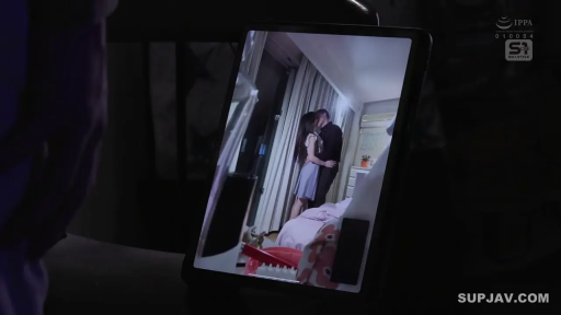 卧室 · 中景 · 陶醉 · 偷窥视角 · 接吻 · 休闲男装 · 站立拥抱 · 平板电脑