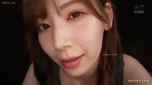 室内 · 眼部特写 · 微微带笑 · 深色吊带裙
