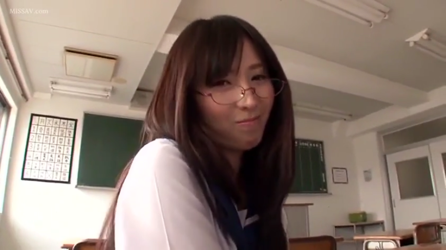 教室 · 眼镜 · 脸部特写 · 水手服 · 温顺