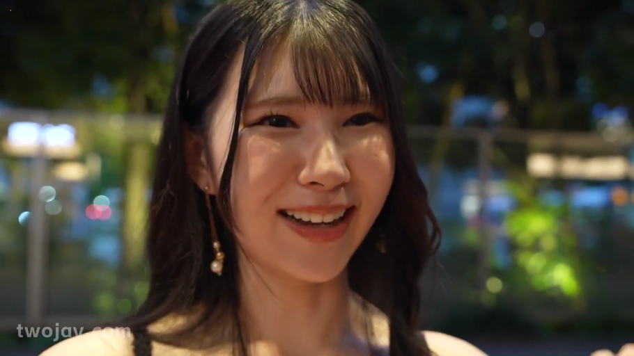 面部 · 微笑 · 对视 · 户外 · 正面 · 吊带