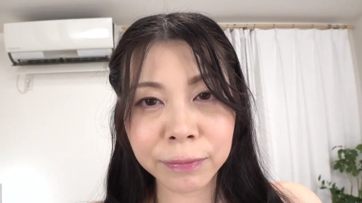 室内 · 脸部特写 · 平静 · 裸体 · 注视镜头 · 熟女 · 正面