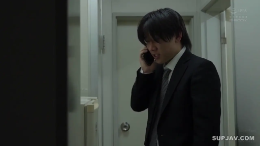 室内 · 严肃 · 站立 · 手机 · 西装 · 职场 · 打电话