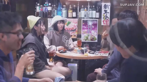 交谈中 · 棒球外套 · 帽子 · 居酒屋 · 餐桌细节 · 背景有酒柜和菜单海报