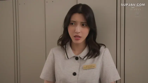 交谈 · 站立 · 半身 · 困惑 · 更衣室 · 储物柜 · 长发 · 职业制服