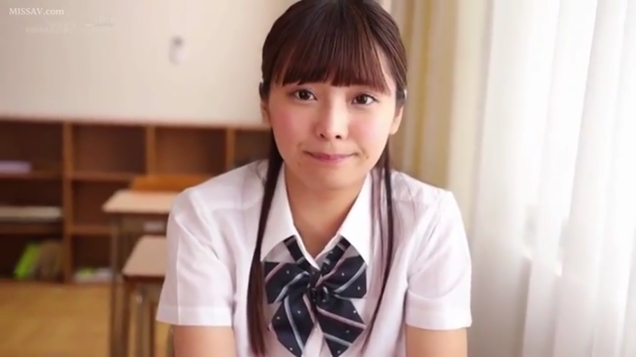 教室 · 脸部特写 · 紧张 · 白色学生衬衫