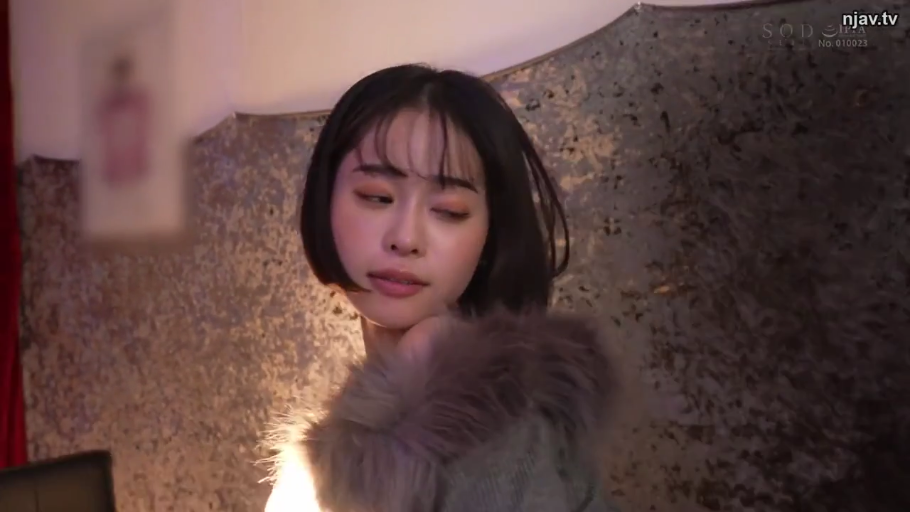 顔部のクローズアップ · 昏暗灯光 · 室内寝室 · 慵懒神情 · 带毛领的灰色外套 · 毛领外套