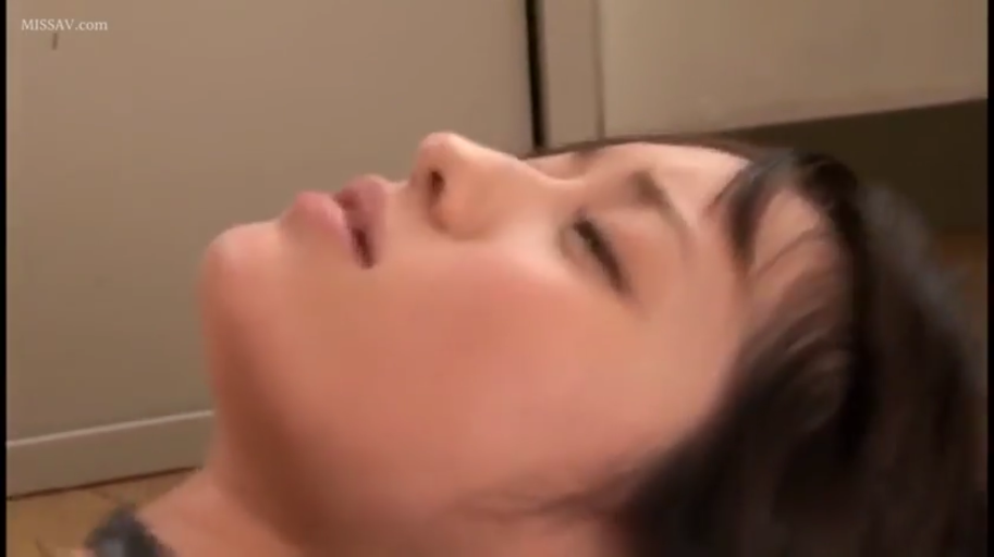 Indoor · Side face · 享受高潮 · 衣着不详