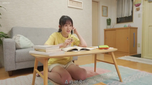 居家 · 交谈中 · 书本 · 浅色短裤