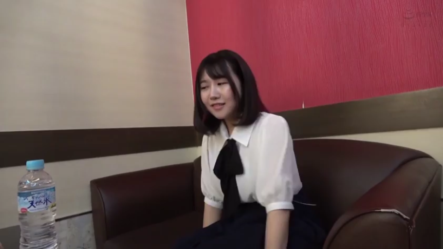 室内 · 坐姿 · 交谈 · 中景 · 白衬衫 · 微笑 · 矿泉水瓶 · 黑发