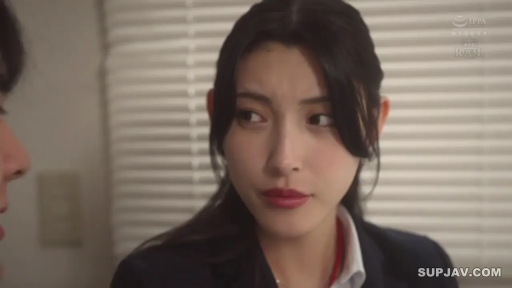 室内 · 坐姿 · 严肃 · 脸部特写 · 职业装 · 对视 · 熟女