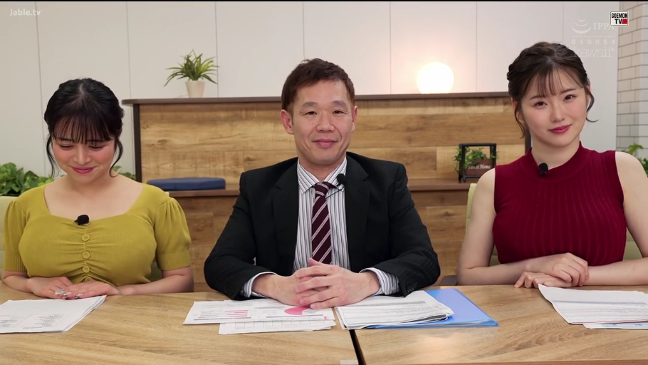 坐姿 · 微笑 · 半身 · 无袖上衣 · 办公文件 · 演播室 · 主持 · 两女一男