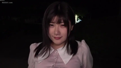 脸部特写 · 注视镜头 · 披肩长发 · 含蓄微笑 · 户外夜晚 · 正面直视 · 粉色尖领衬衫