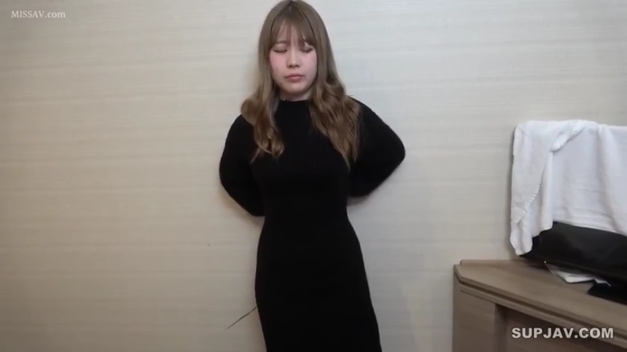 长发 · 室内房间 · 中景半身 · 静态站立 · 闭眼羞涩 · 站立背手 · 黑色紧身连衣裙