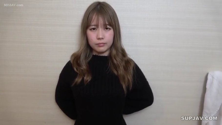 室内 · 严肃 · 半身 · 凝视 · 长发 · 黑色毛衣 · 正面站立