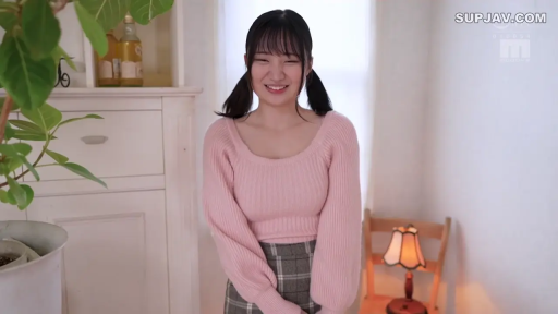 室内 · 中景 · 站姿 · 微笑 · 台灯 · 双马尾 · 粉色针织衫 · 面向镜头