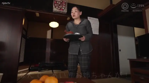 站立 · 熟女 · 惊讶 · 家居服 · 茶具 · 日式室内 · 拿托盘