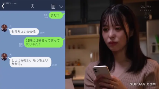 家中 · 不悦 · 智能手机 · 女性面部特写 · 淡粉色针织上衣 · 聊天记录覆盖在屏幕左侧