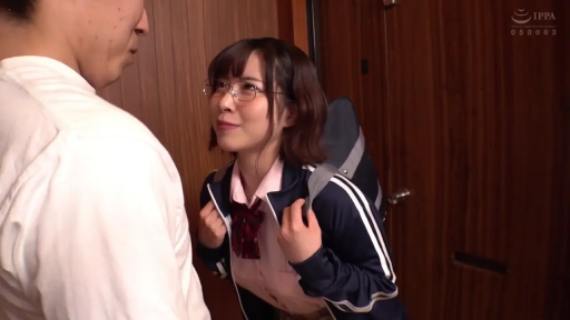 室内 · 眼镜 · 脸部特写 · 微笑 · 剧情 · 对视 · 仰视 · 运动校服