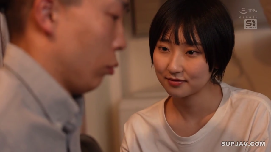 室内 · 深情 · 白色圆领T恤 · 女性面部特写