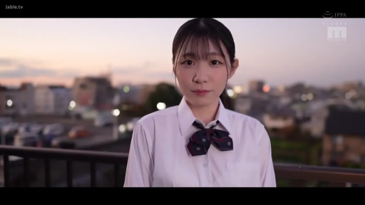 顔部のクローズアップ · 淡然 · 楼顶天台 · 白色学生制服衬衫 · 黄昏光线