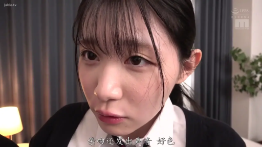 室内 · 带有一丝羞涩 · 眼神 · 台灯 · 黑色开衫 · 中文字幕