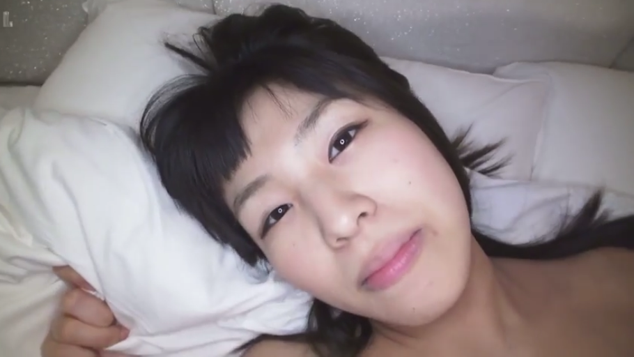 卧室 · 迷离 · 枕头 · 仰卧 · 面部特写 · 裸体 · 注视镜头 · 亚洲女性