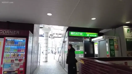 微笑 · 黑色外套 · 街头 · 室外光线