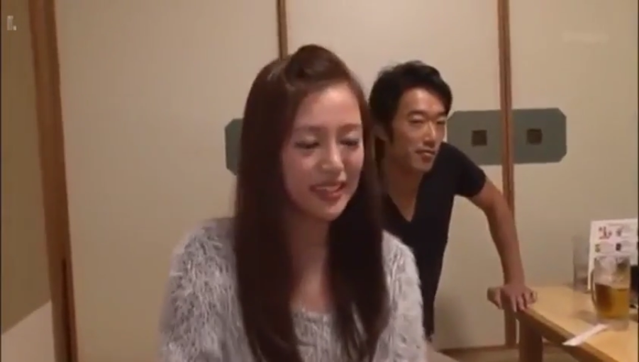 居酒屋 · 灰色毛衣 · 啤酒 · 女性面部特写 · 表情轻松 · 日常光线