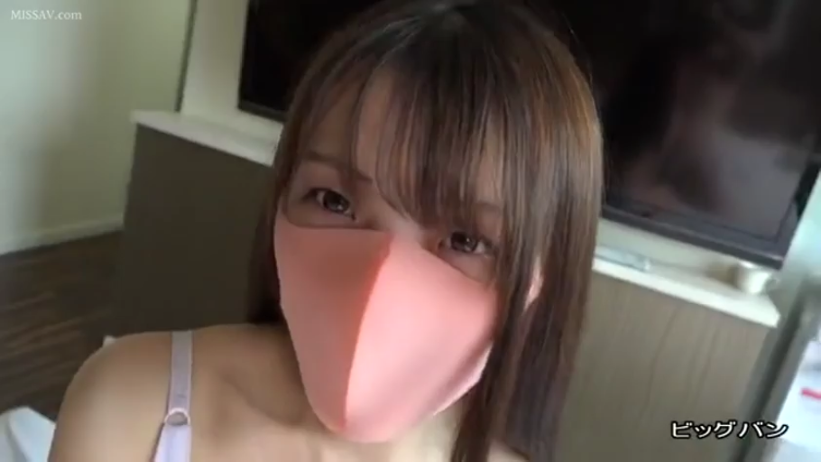 卧室 · 注视 · 面部特写 · 口罩 · 浅色内衣