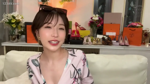 高级公寓 · 开朗 · 锁骨部位 · 墨镜 · 粉色花纹连衣裙 · 背景有奢侈品包装盒