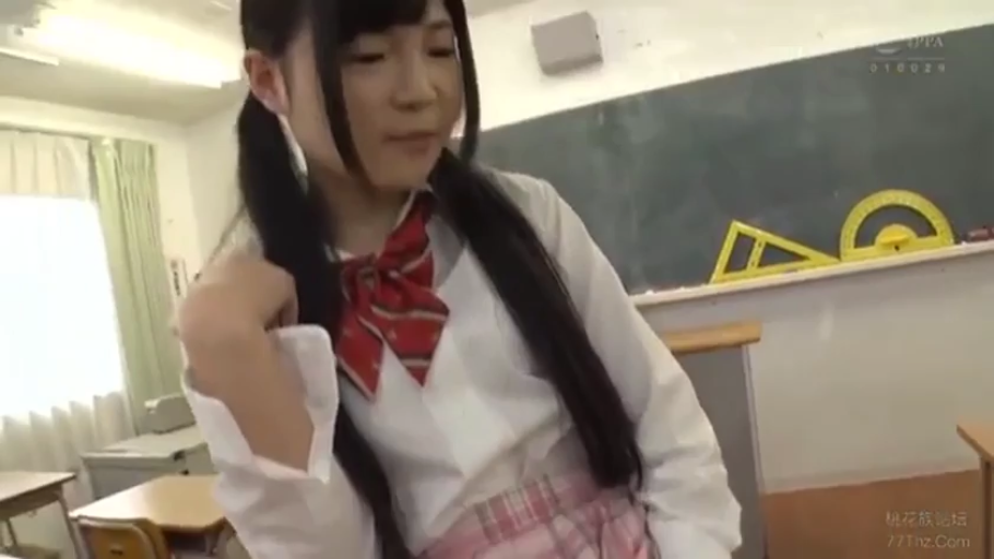 教室 · 站立 · 羞涩 · 中景 · 黑板 · JK制服 · 双马尾 · 整理衣领