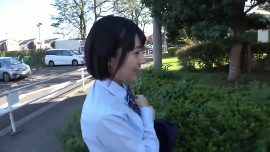 自然微笑 · 停车场旁 · 蓝色长袖衬衫校服 · 人物侧脸特写