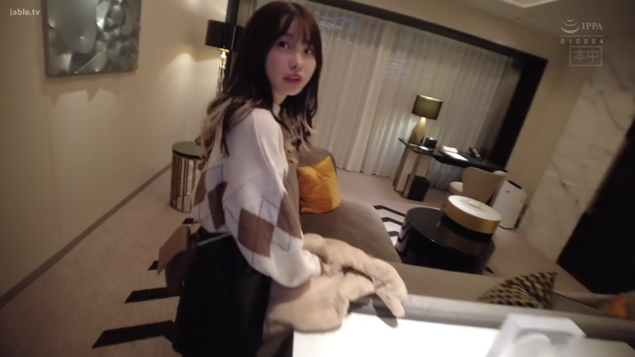 中景 · 回眸 · 酒店房间 · 菱格毛衣