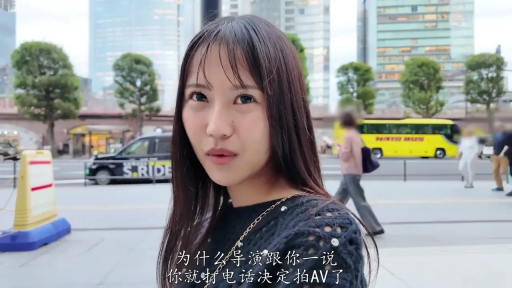 交谈 · 中文字幕 · 人物面部特写 · 城市街道 · 黑色镂空毛衣
