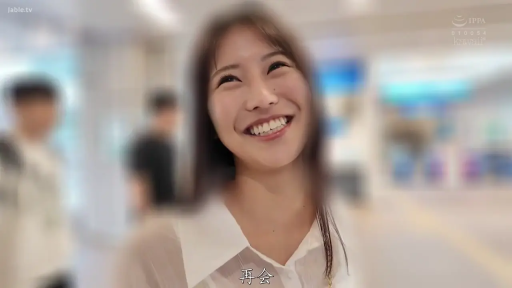 脸部特写 · 站姿 · 白色衬衫 · 车站